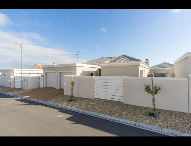 4 BEDROOM FREEHOLD FOR SALE IN SUNNINGDALE